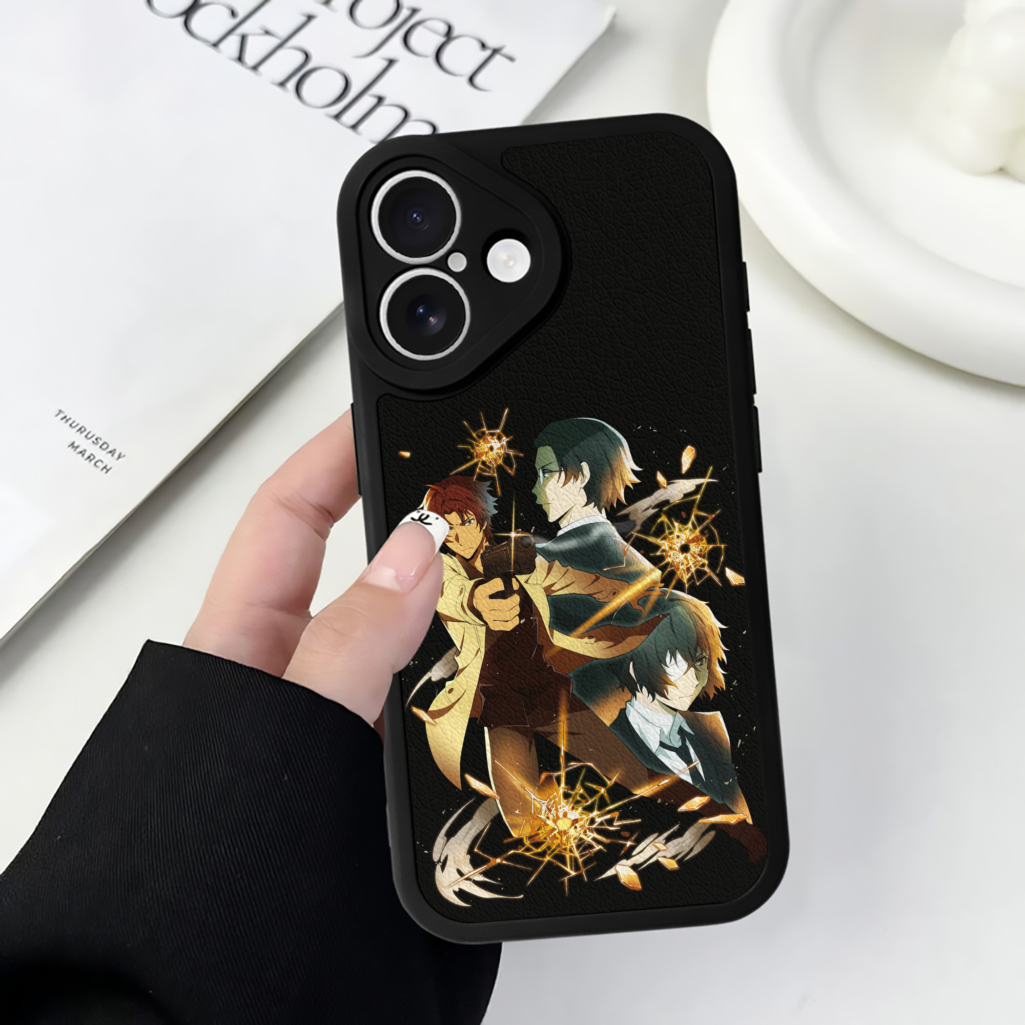 （画像用） 文豪ストレイドッグス Bungo Stray Dogs 【iPhone 16シリーズ対応】シリコンスマホケース（レザー調） 材質：シリコン